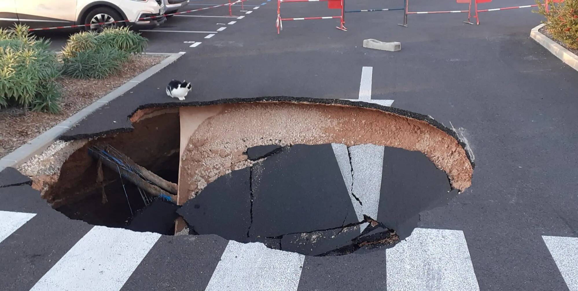 Trou béant sur la chaussée en sortie de parking à Hyères : "J'ai entendu un grand boum", témoigne l'automobiliste