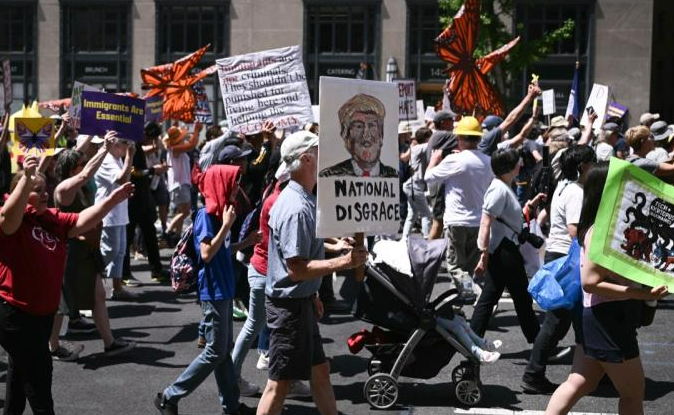 Des milliers d'Américains ont défilé contre Trump à l'occasion du 1er-Mai