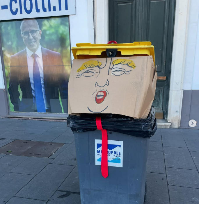 L'artiste Toolate détourne une poubelle à l'effigie de Donald Trump devant la permanence d'Eric Ciotti sur le port de Nice