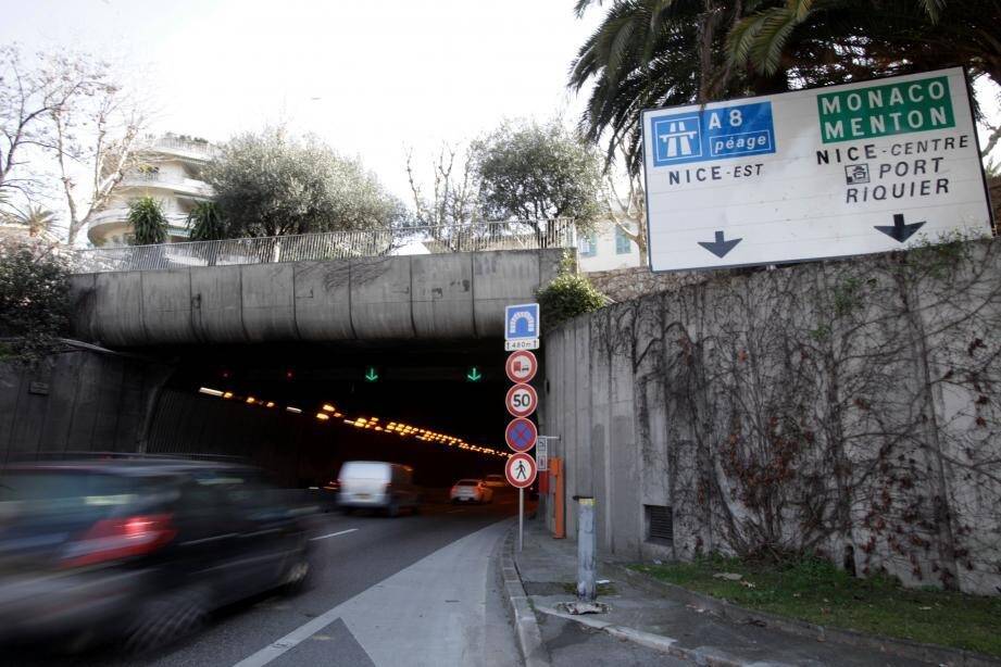 Accident, véhicule à l'arrêt... Des bouchons sur l'A8 et la voie rapide de Nice ce mercredi matin