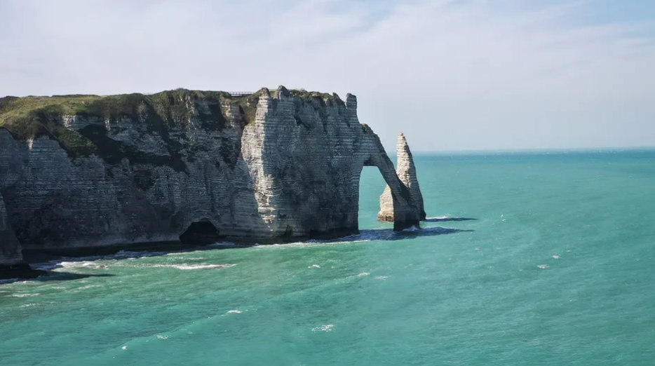 Elle veut prendre une photo en haut des falaises d'Etretat et fait une chute mortelle