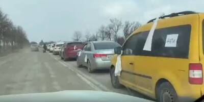 Pourquoi les Ukrainiens accrochent-ils des tissus blancs à leur voiture?