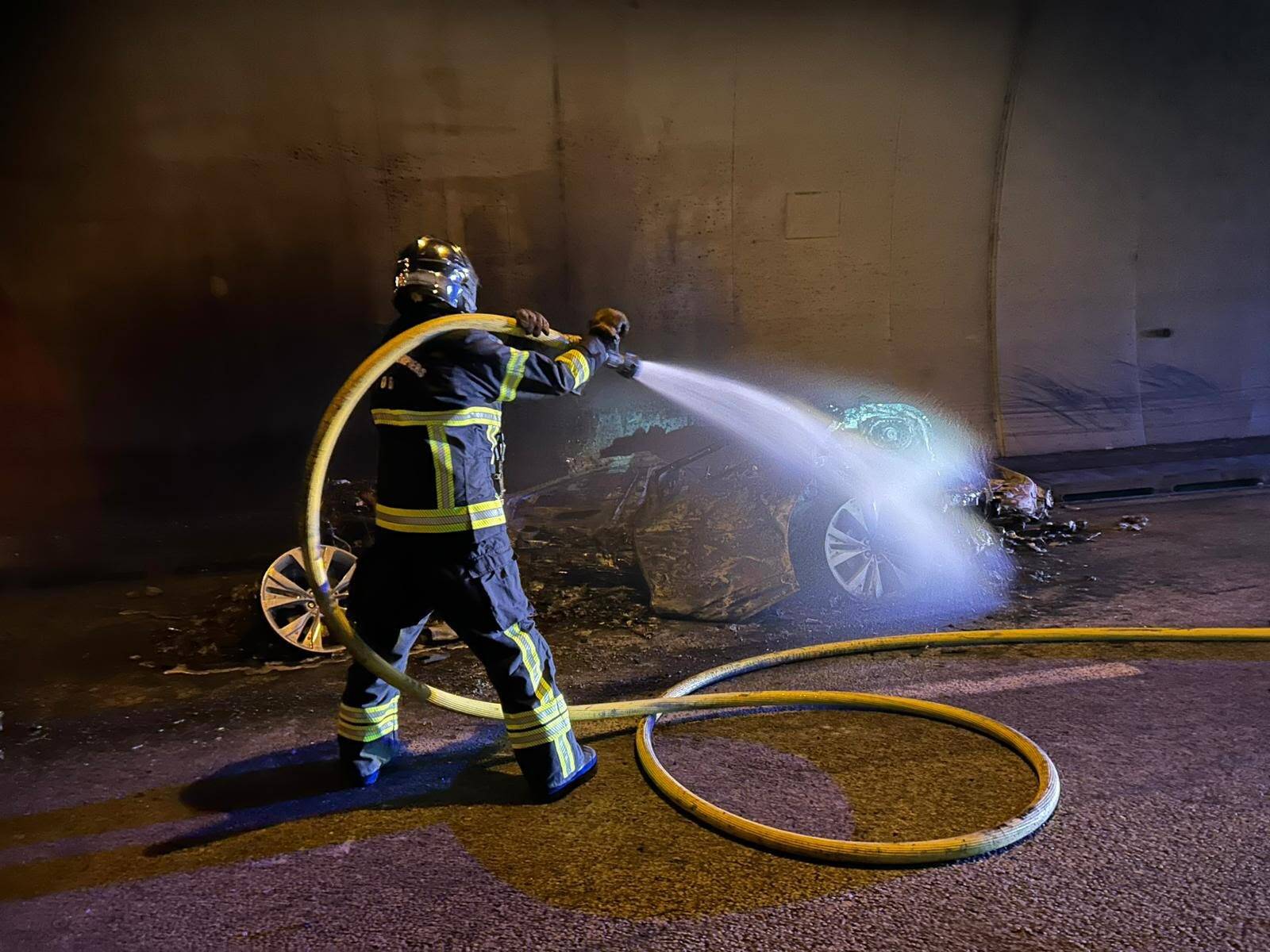 Circulation coupée, automobilistes piégés, véhicules abandonnés... Une voiture prend feu dans un tunnel et sème la panique sur l'A8