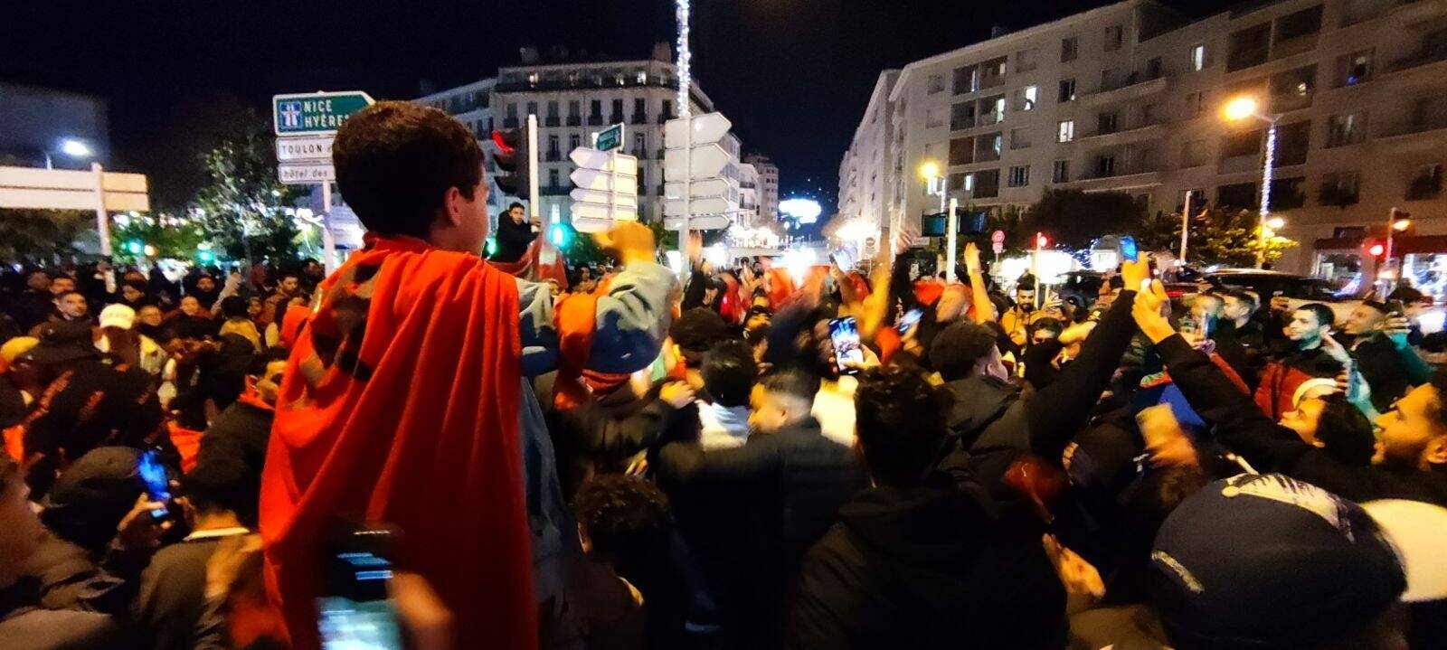 Scène de liesse à Toulon après la qualification du Maroc en demi-finale de la Coupe du monde