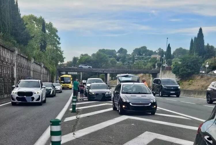 Une barre métallique tombe sur la pénétrante Grasse-Cannes: huit véhicules en crevaison