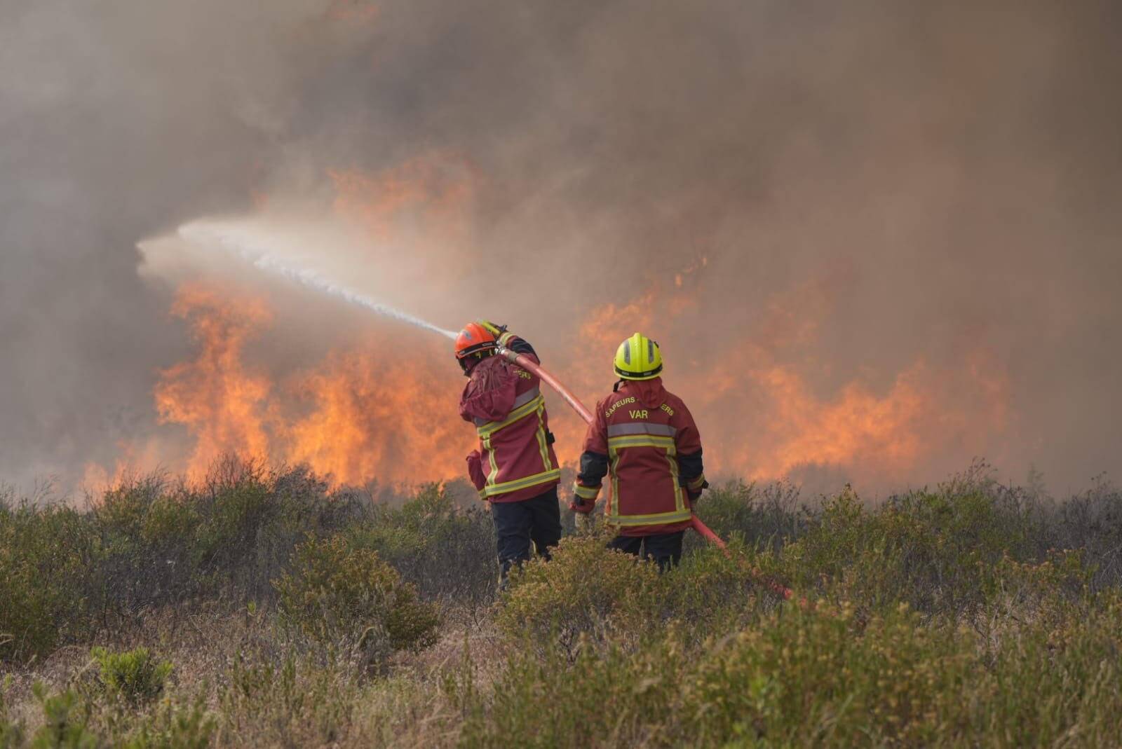 "Le feu n'a pas progressé dans la nuit": on fait le point sur l'incendie de Vidauban ce mercredi matin