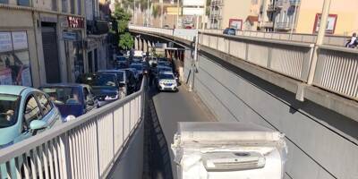 Un camion se coince sous un pont, la circulation perturbée ce samedi matin à Cannes