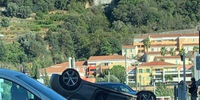 Une voiture se retrouve sur le toit, spectaculaire accident sur cette avenue de Nice