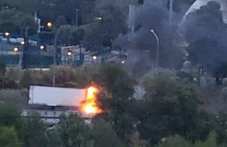 Un véhicule en feu paralyse la circulation sur l'autoroute A8 à Nice, énorme galère en vue