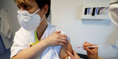 L'Agence du médicament demande de ralentir la vaccination des soignants à cause des effets secondaires
