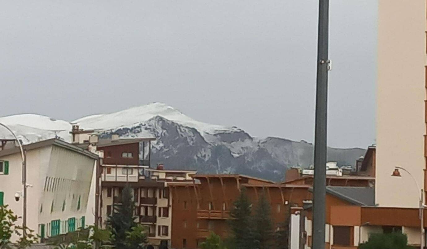 Les images surprenantes des sommets de la Côte d'Azur recouverts d'un manteau blanc en plein été