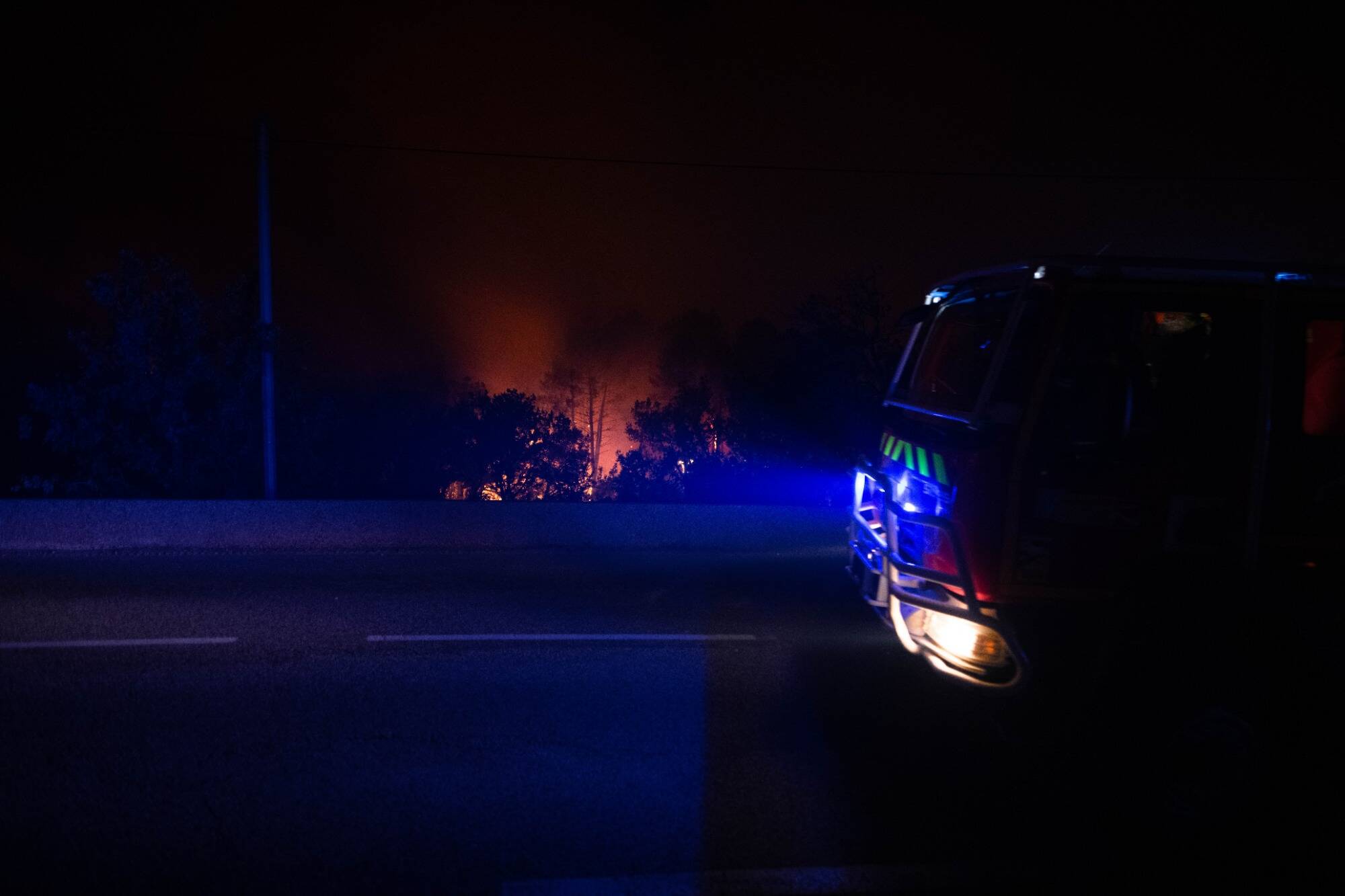 Incendie monstre dans le Var: "Ça me rappelle 2003, l'apocalypse, le feu a suivi le même chemin", témoigne un pompier