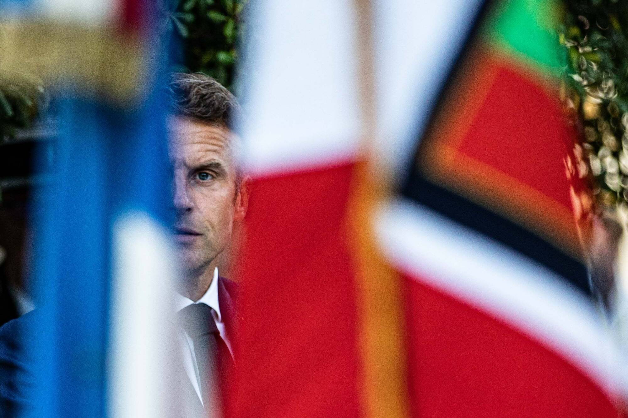 "Une bonne chose": Emmanuel Macron se dit favorable à un match de football France-Algérie pour "conjurer le passé"