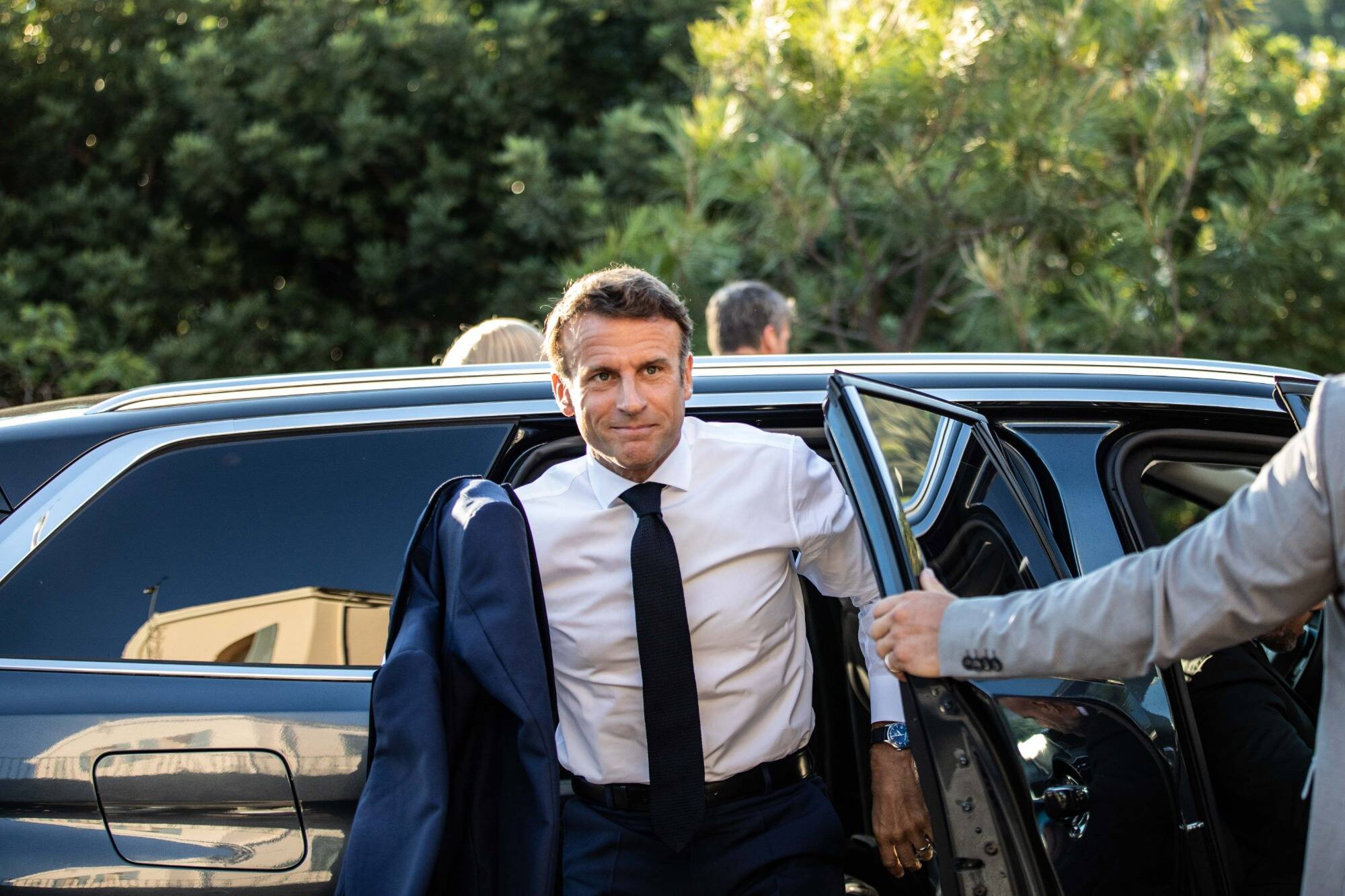 Emmanuel Macron dans le Var plus tôt que prévu? L'opération de parachutage annulée ce lundi matin au Muy