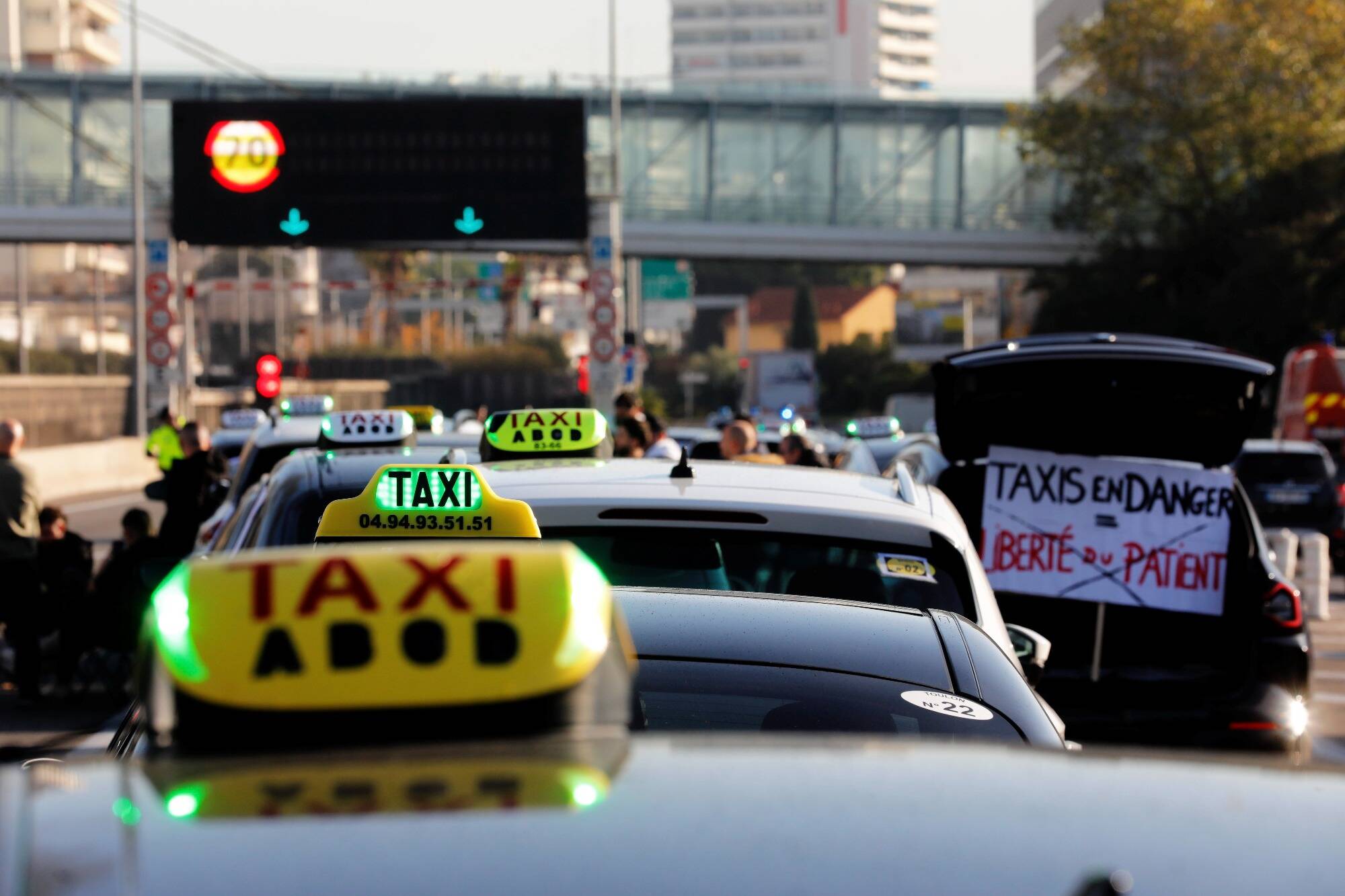 La mobilisation des taxis se poursuit jusqu'à ce mardi dans le Var, le péage de Bandol bloqué par une centaine de chauffeurs