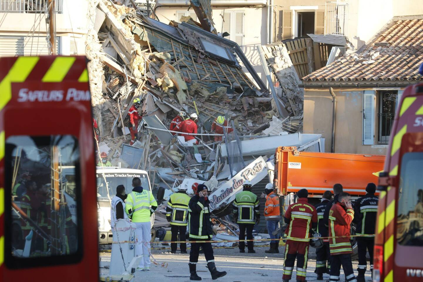 L'immeuble s'est effondré, après une explosion, sur le port de Sanary-sur-Mer, ce mardi 7 décembre vers 3h50. 