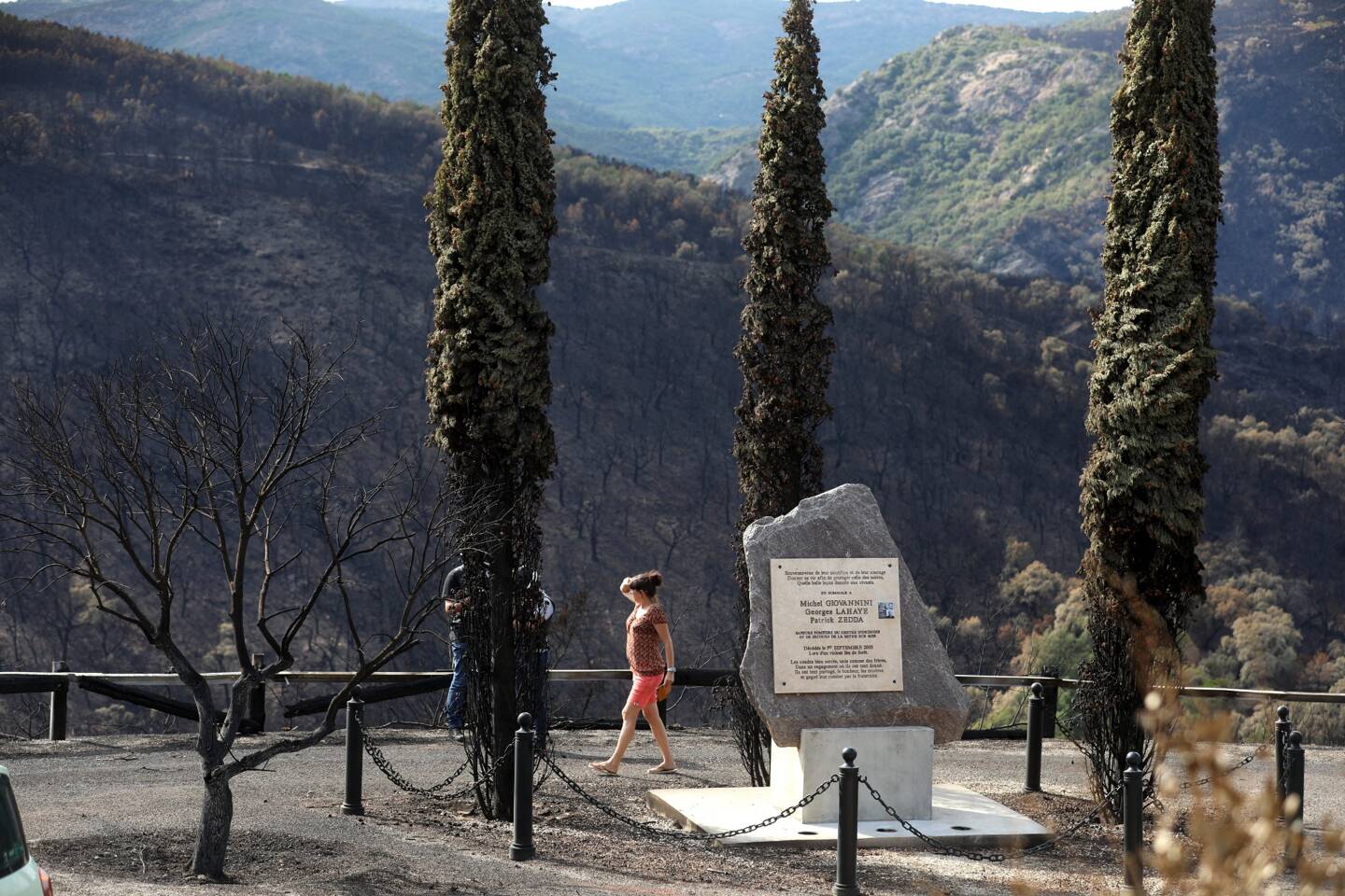 L'incendie du 16 août a emprunté le même chemin que celui du 31 août 2003, dans lequel trois pompiers avaient péri: le bas des arbres entourant la stèle qui leur rend hommage est calciné et les collines alentour témoignent du passage du feu.