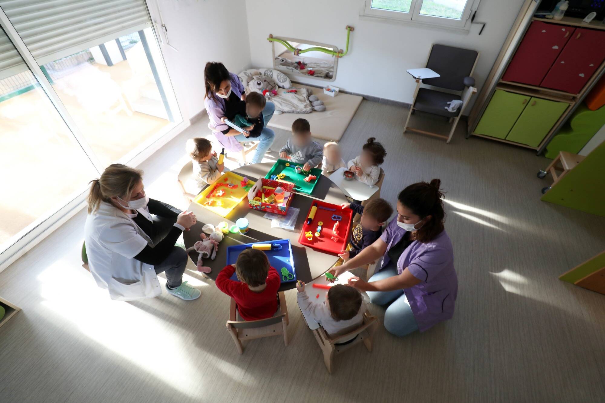 Par défiance envers les crèches, vous avez opté par un autre moyen de garde, racontez-nous