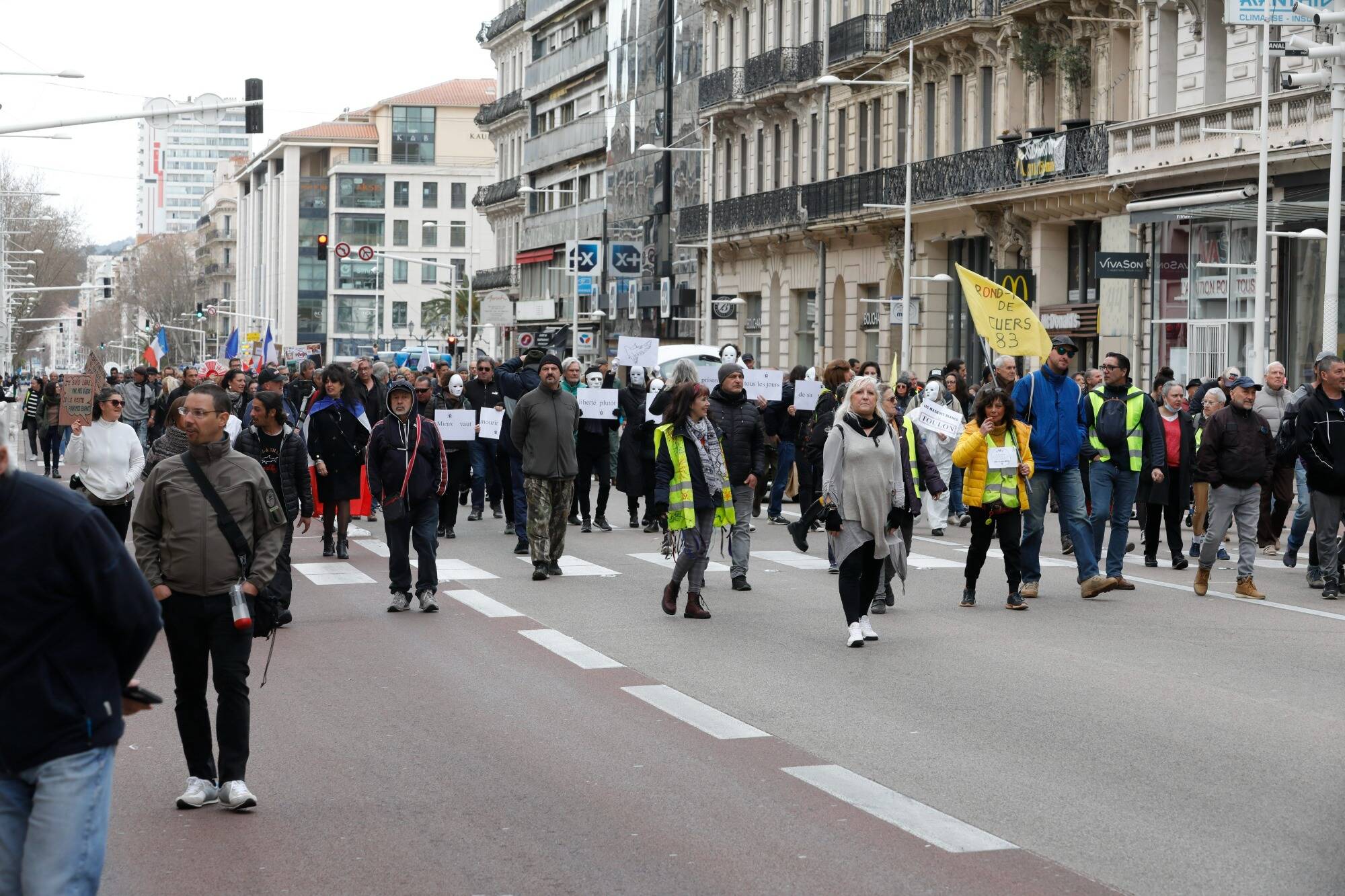 Les manifestants anti-pass vaccinal bloquent Toulon ce samedi après-midi