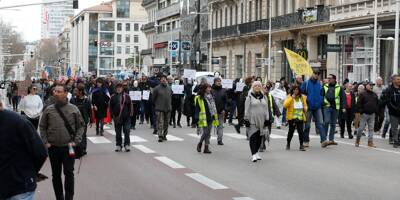 Les manifestants anti-pass vaccinal bloquent Toulon ce samedi après-midi