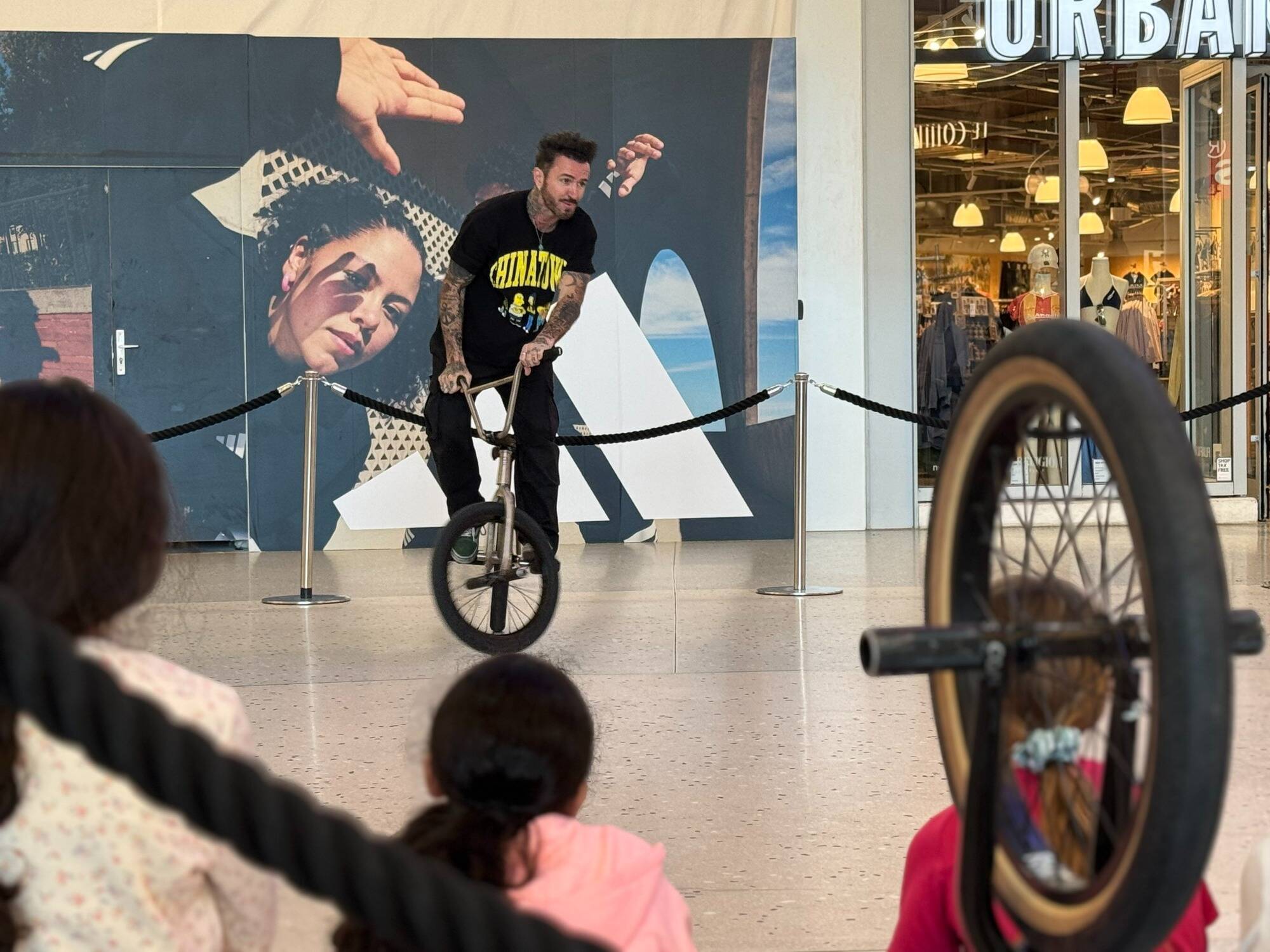 "C'est incroyable de rencontrer un professionnel et c'est exceptionnel de rouler ici, d'habitude c'est interdit": un champion de BMX en démonstration à Cap 3000