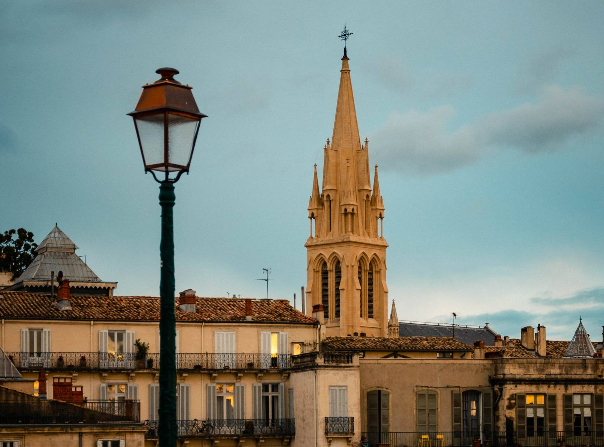 Excédée par le bruit des cloches, elle menace de mettre le feu à l'église en pleine messe