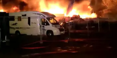 Un impressionnant feu de hangar se déclare à Fréjus