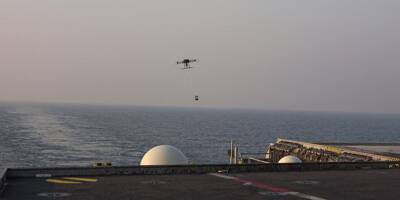 En pleine mission, le porte-avions Charles de Gaulle teste un drone logistique