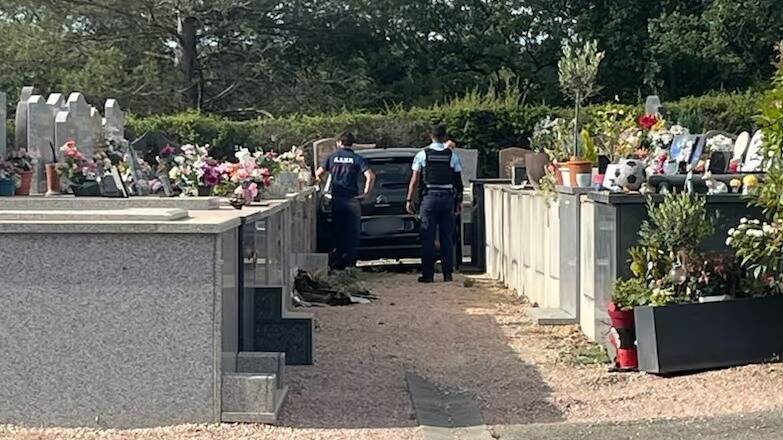 La conductrice suit les indications de son GPS... et se retrouve coincée entre deux caveaux du cimetière