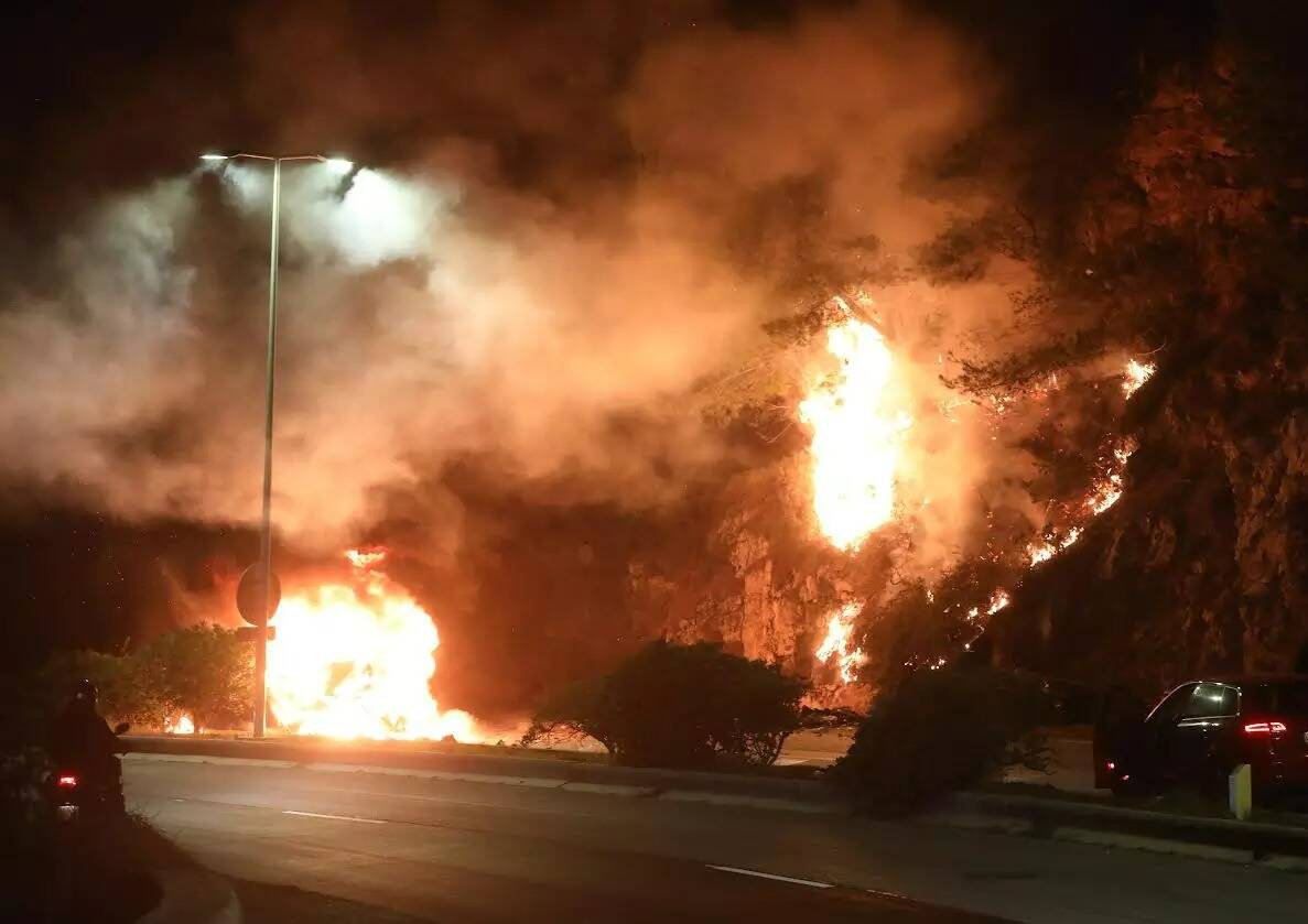 Une voiture en feu après un spectaculaire accident sur la Moyenne corniche, les flammes se propagent à la végétation
