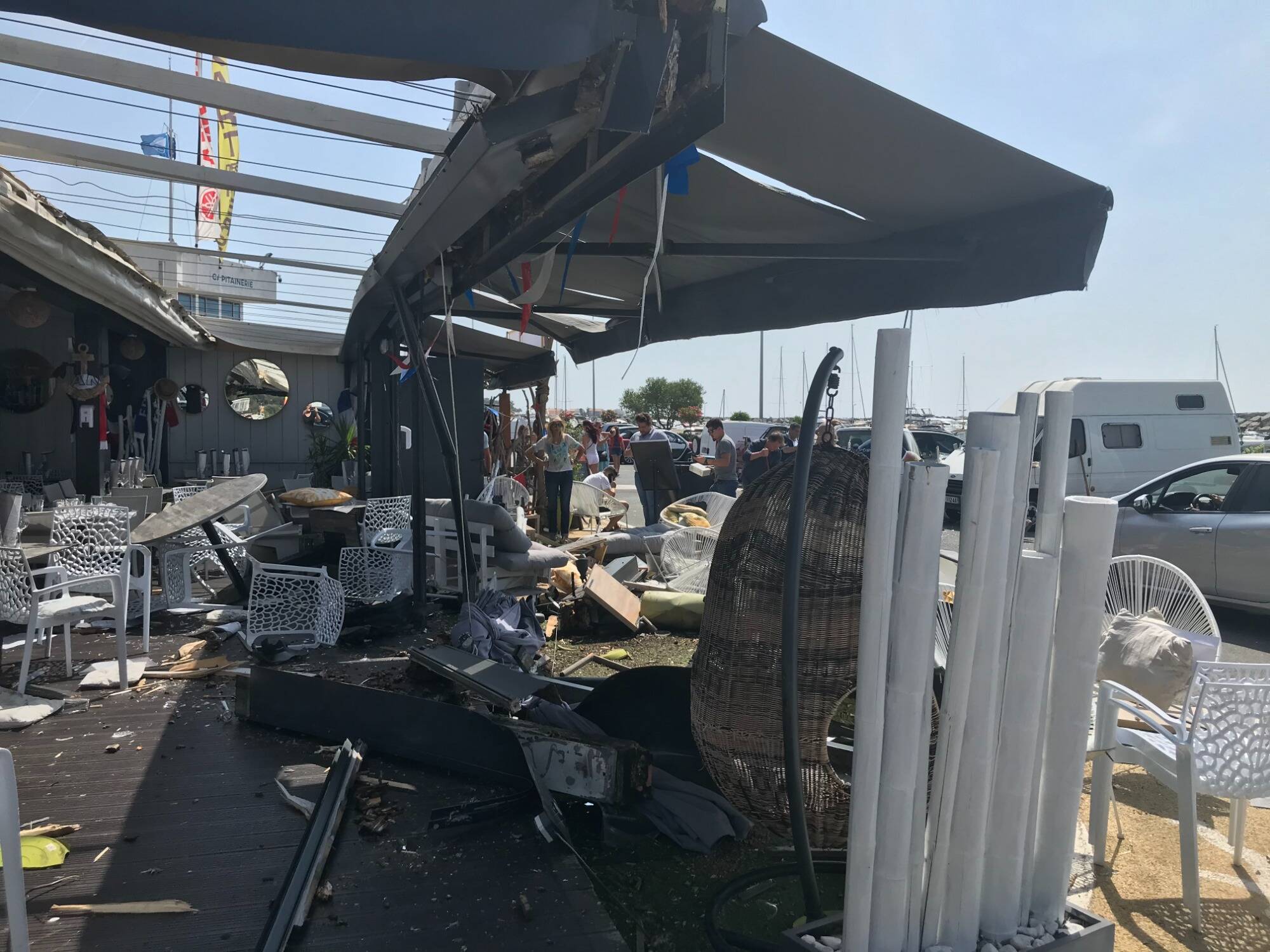 Elle confond le frein et l'accélérateur, sa voiture s'encastre dans une terrasse à Roquebrune-sur-Argens