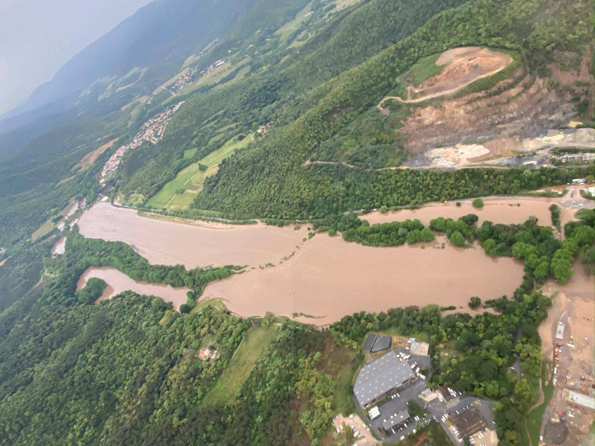"Le cours d'eau de la Môle a fait un bond de 6 mètres en 2 heures!": les premiers chiffres très impressionnants des précipitations et de la montée des eaux