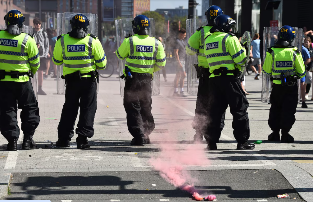 Royaume-Uni: heurts entre police et manifestants anti-immigration dans plusieurs manifestations