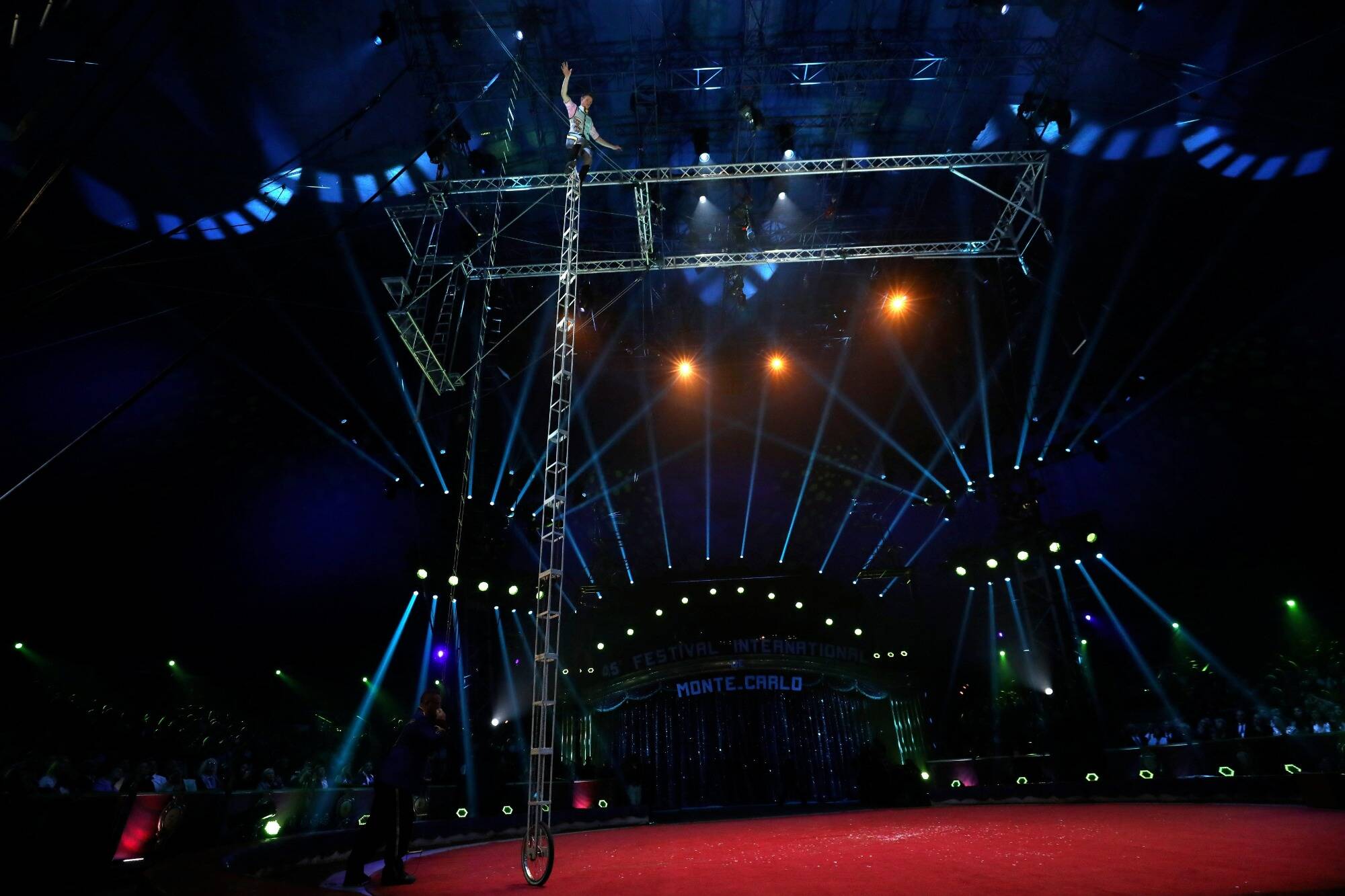 Festival du cirque de Monte-Carlo: il traverse le chapiteau avec son monocycle à plus de 10 mètres de hauteur, un record mondial