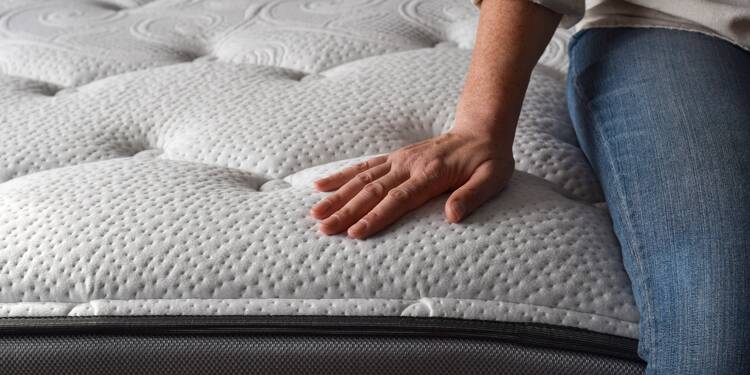 En Italie, la femme de ménage jette le matelas d'une retraitée, il contenait 50.000 euros et des bijoux