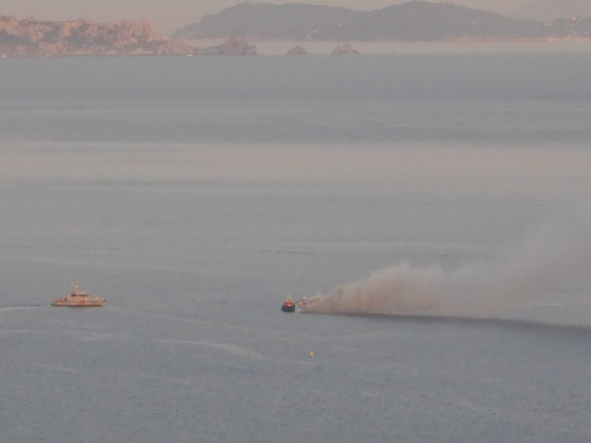 Un yacht de 30 mètres s'embrase en pleine nuit au large des îles d'Hyères, dix personnes évacuées