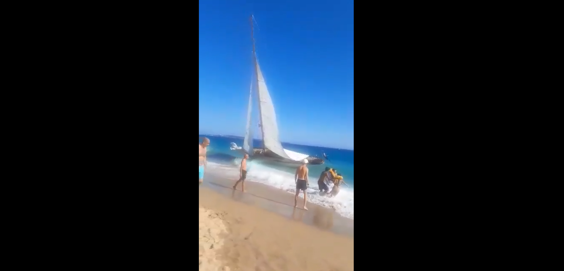 Echouement Spectaculaire Dun Navire Sur Une Plage Du Boulevard Du Midi 